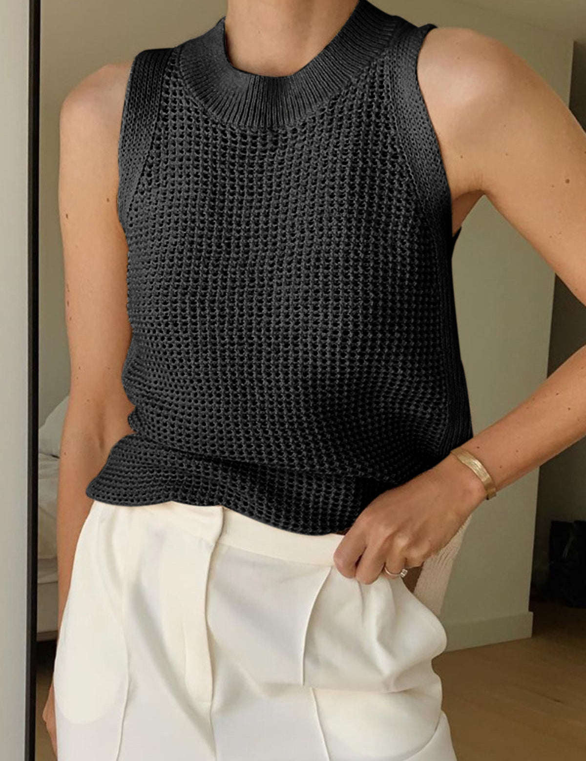 Caldria | Women’s Sleeveless Knit Crew Neck Top