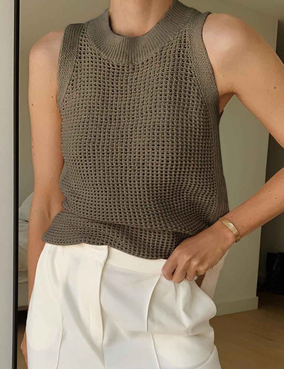 Caldria | Women’s Sleeveless Knit Crew Neck Top