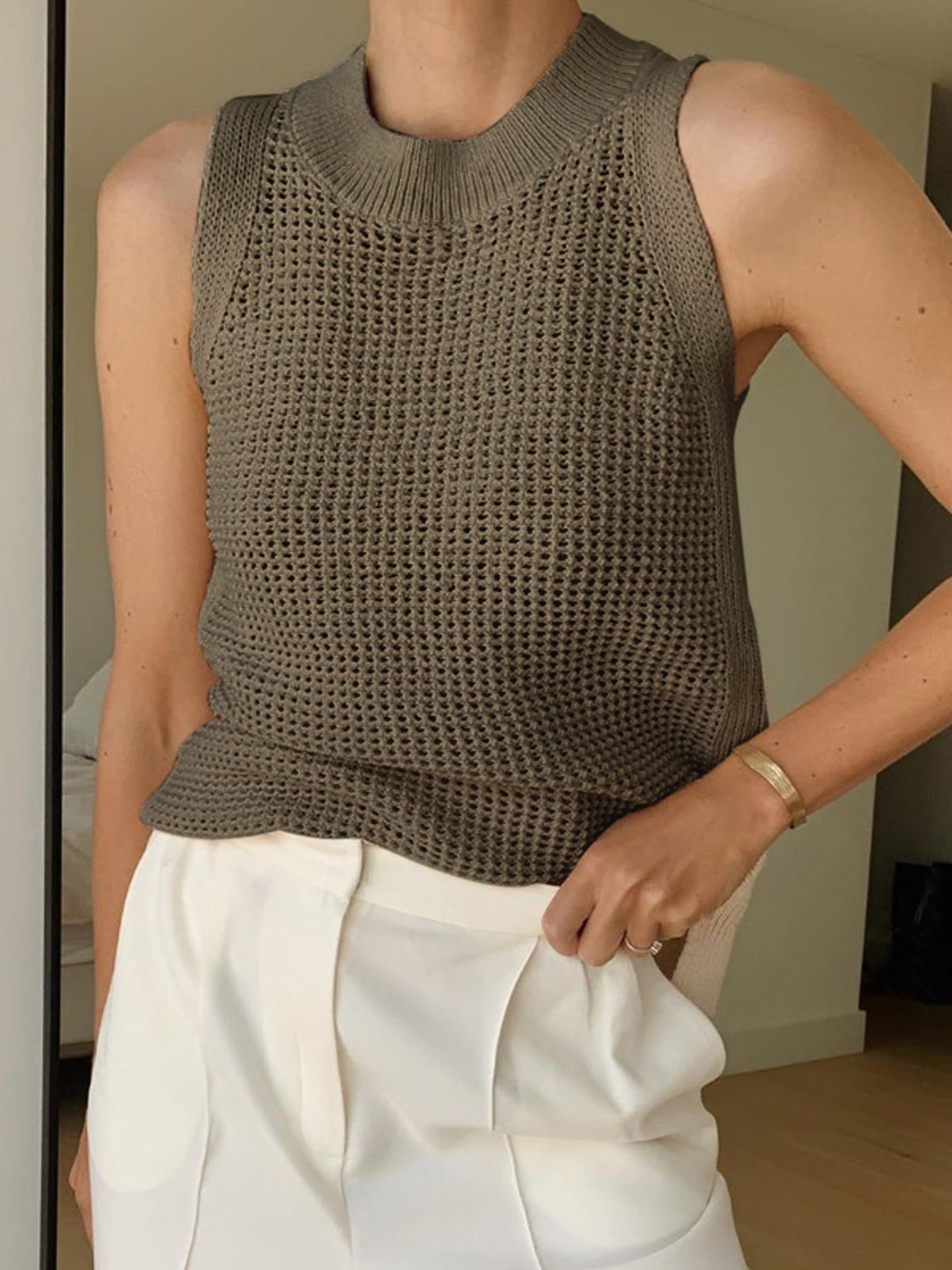 Caldria | Women’s Sleeveless Knit Crew Neck Top