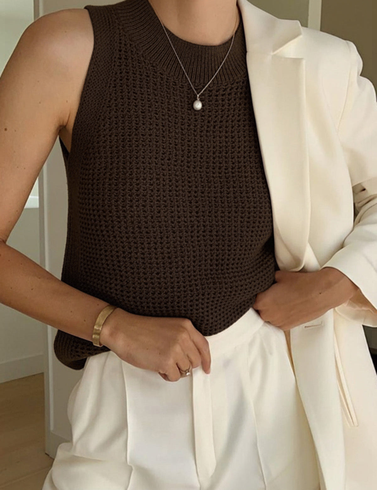 Caldria | Women’s Sleeveless Knit Crew Neck Top