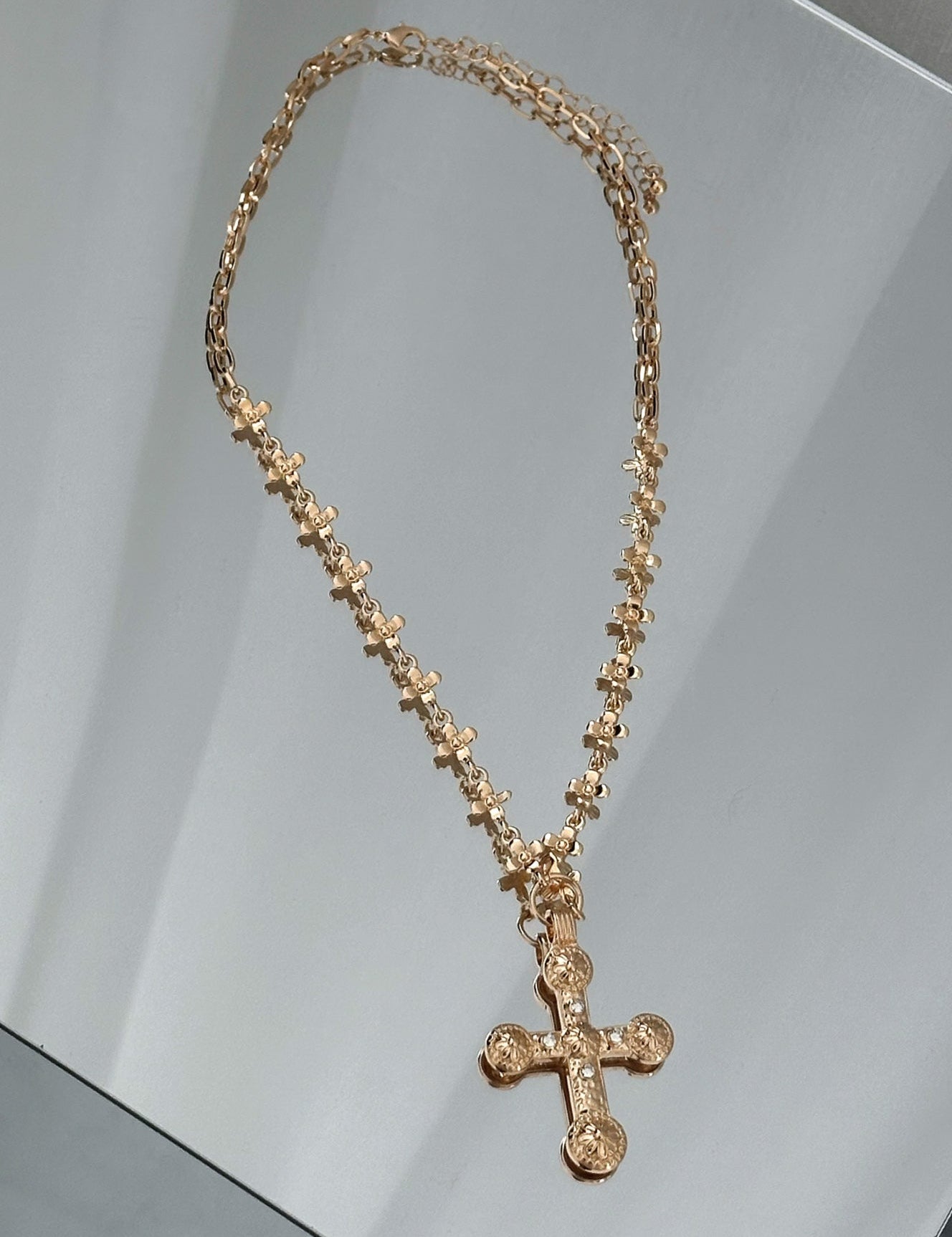 white-fox-harley-necklace-gold.29.5.25.02.jpg