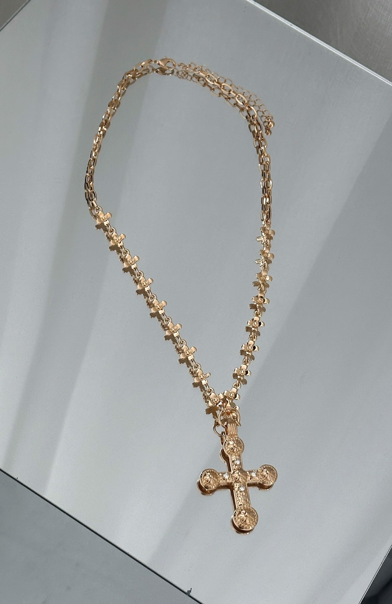 Avelis - Women’s Cross Pendant Necklace